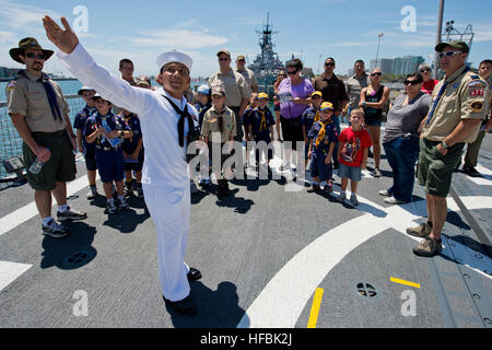 LOS ANGELES (Aug. 15, 2012) Boatswain’s Mate 2nd Class Angelo Llarina leads a tour aboard the Arleigh Burke-class guided-missile destroyer USS Wayne E. Meyer (DDG 108) during Navy Days L.A. 2012. Navy Days L.A. is designed to educate the public through tours, distinguished visitor embarks and media coverage of the festivities. (U.S. Navy photo by Mass Communication Specialist 2nd Class Benjamin Crossley/Released) 120815-N-BT887-063 Join the conversation http://www.facebook.com/USNavy http://www.twitter.com/USNavy http://navylive.dodlive.mil  - Official U.S. Navy Imagery - Navy Days L.A. 2012 a Stock Photo