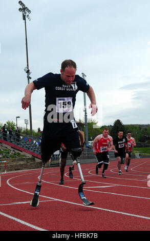 110517-N-UD644-068  COLORADO SPRINGS, Colo. (May 17, 2011) Lt. Dan Cnossen (SEAL) competes in the Warrior Games 800 meter race at the Olympic Training Center. Warrior Games is a Paralympic-style sport event among 200 seriously wounded, ill, and injured service members from the Army, Navy, Air Force, Marine Corps, and Coast Guard. (U.S. Navy photo by Mass Communication Specialist 2nd Class Sarah E. Bitter/Released)  - Official U.S. Navy Imagery - Navy SEAL competes in the Warrior Games 800 meter race at the Olympic Training Center Stock Photo