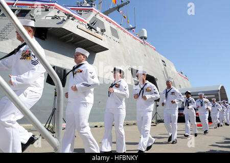 GALVESTON, Texas (Sept. 22, 2012) Sailors assigned to the Freedom-class littoral combat ship USS Fort Worth (LCS 3) run to man the ship and bring her to life during the commissioning ceremony in Galveston, Texas. Fort Worth will proceed to her homeport in San Diego. (U.S. Navy photo by Mass Communication Specialist 2nd Class Rosalie Garcia/Released) 120922-N-DH124-375 Join the conversation www.facebook.com/USNavy www.twitter.com/USNavy navylive.dodlive.mil  - Official U.S. Navy Imagery - Sailors run aboard USS Forth Worth. Stock Photo