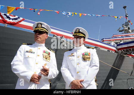 GALVESTON, Texas (Sept. 22, 2012) Cmdr. Randy Blankenship, blue crew, left, and Cmdr. Warren Cupps, gold crew, commanding officers of the Navy's second Freedom-class littoral combat ship USS Fort Worth (LCS 3), speak with media after the commissioning ceremony in Galveston, Texas. Fort Worth will proceed to her homeport in San Diego. (U.S. Navy photo by Mass Communication Specialist 2nd Class Rosalie Garcia/Released) 120922-N-DH124-517 Join the conversation www.facebook.com/USNavy www.twitter.com/USNavy navylive.dodlive.mil  - Official U.S. Navy Imagery - The commanding officers of USS Fort Wo Stock Photo