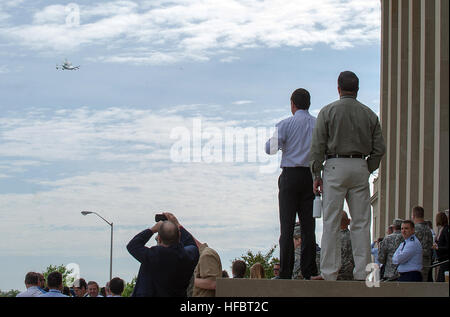 120417-N-AC887-315 WASHINGTON (April 17, 2012) Department of Defense employees watch from the Pentagon River Entrance as the space shuttle Discovery flies over Washington, D.C. on it's way to the Smithsonian National Air and Space Museum's Virginia annex near Dulles Airport. (U.S. Navy photo by Chief Mass Communication Specialist Sam Shavers/Released)  - Official U.S. Navy Imagery - The space shuttle Discovery flies over Washington, D.C. Stock Photo