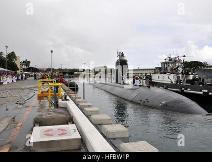 120823-N-UK333-051  PEARL HARBOR (Aug. 23, 2012) The Los Angeles-class submarine USS Columbus (SSN 762) returns to Joint Base Pearl Harbor-Hickam after completing a scheduled deployment to the western Pacific region. Columbus is the fifty-first Los Angeles-class submarine and the twelfth improved version of this class, which includes a vertical launch system for Tomahawk cruise missiles and an improved hull design for under-ice operations. (U.S. Navy photo by Mass Communication Specialist 1st Class Ronald Gutridge/Released)  - Official U.S. Navy Imagery - USS Columbus returns to Joint Base Pea Stock Photo