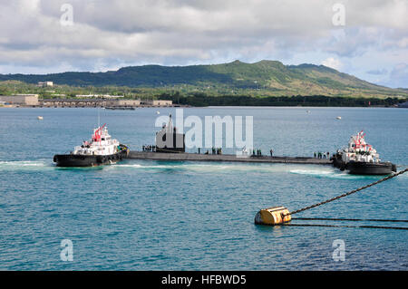 120615-N-JS205-009 POLARIS POINT, Guam (June 15, 2012) The Los Angeles-class attack submarine USS Greeneville (SSN 772) comes alongside the submarine tender USS Emory S. Land (AS 39). Greeneville, homeported in Pearl Harbor, Hawaii, is on a western Pacific deployment, while Emory S. Land is on an extended deployment to Guam serving as the U.S. 7th FleetÕs lead afloat fleet maintenance activity. (U.S. Navy photo by Mass Communication Specialist Seaman Apprentice Samuel Souvannason/Released)  - Official U.S. Navy Imagery - USS Greeneville omes alongside the submarine tender USS Emory S. Land. Stock Photo