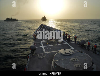 GULF OF ADEN (Sept. 21, 2012) Phone-and-distance line handlers aboard the guided-missile frigate USS Halyburton (FFG 40) stand by as the ship approaches the Military Sealift Command fleet replenishment oiler USNS Rappahannock (T-AO 204) to conduct a replenishment at sea. (U.S. Navy photo by Mass Communication Specialist 2nd Class Scott Raegen/Released) 120921-N-YG591-084  Join the conversation www.facebook.com/USNavy www.twitter.com/USNavy navylive.dodlive.mil  - Official U.S. Navy Imagery - USS Halyburton prepares for replenishment at sea. Stock Photo