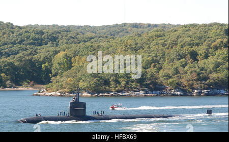 101008-N-7516W-018  GROTON, Conn. (Oct. 8, 2010) The Los Angeles-class attack submarine USS Providence (SSN 719) transits the Thames River as it departs Naval Submarine Base New London for a six-month deployment. (U.S. Navy photo/Released)  - Official U.S. Navy Imagery - USS Providence transits the Thames River as it departs. Stock Photo