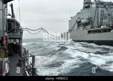 120606-N-ZE938-021 PACIFIC OCEAN (June 12, 2012) The Oliver Hazard Perry-class guided-missile frigate USS Underwood (FFG 36) receives fuel from the Chilean oiler Venicer O. Morrir during an underway replenishment as part of a bilateral exercise with the Chilean navy. Underwood is deployed to Central and South America and the Caribbean in support of Southern Seas 2012. (U.S. Navy photo by Mass Communication Specialist 3rd Class Frank J. Pikul/Released)  - Official U.S. Navy Imagery - USS Underwood receives fuel from Chilean oiler Venicer O. Morrir during an underway replenishment. Stock Photo