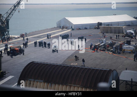 NEWPORT NEWS, Va. (Apr. 14, 2016) -- Sailors assigned to Pre-Commissioning Unit Gerald R. Ford (CVN 78) conduct hose handling and salvage drills on the flight deck during a General Quarters drill. This ship-wide general quarters drill focused on damage control and emergency responses and is a significant step in certifying the crew as they train to fight and take delivery of the ship. (U.S. Navy photo by Mass Communication Specialist Seaman Apprentice Gitte Schirrmacher/Released) Ford Sailors conduct General Quarters drill 160414-N-GY005-041 Stock Photo