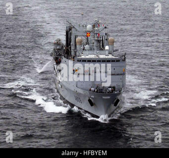 061204-N-8076C-009 ARABIAN SEA (Dec. 4, 2006) - The guided-missile cruiser USS Anzio (CG 68) and the French FS Var (A 608) perform an underway replenishment.  The ships also exchanged three officers for a day, giving them an opportunity to serve on a fellow coalition ship.  Anzio is currently performing Maritime Security Operations as a part of the Dwight D. Eisenhower Carrier Strike Group.  U.S. Navy photo by Aviation Warfare Stystems Operator 3rd Class Shawn Cossins. French Ship Var (A 608) Stock Photo