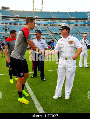 140606-N-MJ645-271 JACKSONVILLE, Fla. (June 6, 2014) Chief Electronics Technician Roger Weakley shakes hands with Geoff Cameron, defender on the U.S. Men's National Soccer Team, during a ceremony at Everbank Stadium. The ceremony included members of each branch of service honoring the soccer team with custom 2014 FIFA World Cup dogtags as a token of appreciation and support before the team heads to Brazil for World Cup play.  (U.S. Navy photo by Mass Communication Specialist 2nd Class Marcus L. Stanley/Released) Geoff Cameron USMNT shaking hands Stock Photo