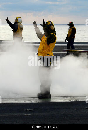 130125-N-TB177-081 ATLANTIC OCEAN (Jan. 25, 2013) Flight deck directors aboard the aircraft carrier USS George H.W. Bush (CVN 77) direct planes on the ship's flight deck. George H.W. Bush is conducting training and carrier qualifications in the Atlantic Ocean. (U.S. Navy photo by Mass Communication Specialist 3rd Class Kevin J. Steinberg/Released) George HW Bush conducts training, carrier qualifications 130125-N-TB177-081 Stock Photo