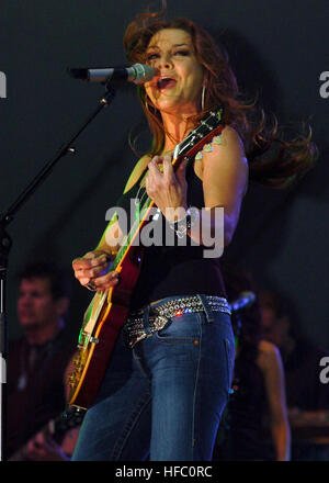 080808-N-0841E-319 VIRGINIA BEACH, Va. (Aug. 8, 2008) Country music singer Gretchen Wilson performs to a capacity crowd of More than 15,000 fans at Little Creek Amphibious Base. Wilson was in town to perform a free concert as part of the '2008 Summer Concert Series' sponsored by the USO. (U. S. Navy photo by Mass Communication Specialist 2nd Class Oscar Espinoza/ Released) Gretchen Wilson at Little Creek Amphibious Base, 8 August 2008 Stock Photo