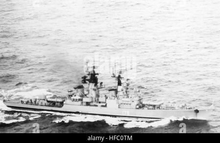 An elevated starboard view of the Soviet guided missile cruiser GROZNYY underway. (SUBSTANDARD) Groznyy1986 Stock Photo