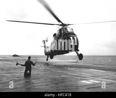 HSS-1 Seabat of HS-3 landing on USS Essex (CVA-9) in 1957 Stock Photo