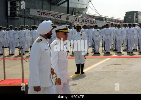 070622-N-4052M-162 NORFOLK, Va. (June 22, 2007) - Deputy Commander Fleet Forces Command Vice Adm. Melvin Williams and the commanding officer of INS Jalashwa, Brinder Ahluwalia, participate in the commissioning ceremony of the ship at Naval Station Norfolk.  The amphibious transport ship, formerly known as USS Trenton, was transferred from the U.S. Navy to the Indian navy. U.S. Navy photo by Mass Communication Specialist 1st Class Scott Morton (RELEASED) INS Jalashwa commissioning Stock Photo