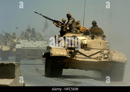 060518-N-6901L-022 (May 18, 2006) Mushahda, Iraq.Iraqi tanks from the Iraqi Army 9th Mechanized Division pass through a highway checkpoint on their way to Forward Operating Base Camp Taji, Iraq..U.S. Navy photo by Photographer's Mate 1st Class Michael Larson. (RELEASED) Iraqi T-72 tanks and an M113 APC from the Iraqi Army 9th Mechanized Division pass through a highway checkpoint in Mushahada, Iraq Stock Photo