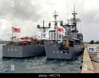 Starboard quarter view of the Japanese frigates JDS TOKACHI (DE 218), right, and JDS OOI (DE 214) moored in Apra Harbor. JS Tokachi (DE-218) and JS %%%%%%%%C5%%%%%%%%8Ci (DE-214) in Apra Harbor, -1 Apr. 1984 b Stock Photo