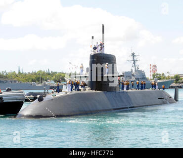 The Japanese Maritime Self-Defense Force submarine Uzushio (SS 592) returns to Joint Base Pearl Harbor-Hickam, Hawaii, March 18, 2011, following a training deployment around the Hawaiian Islands. The U.S. Navy Region Hawaii Morale, Welfare and Recreation department is helping Japanese sailors contact their families by providing them with computers equipped with video chat, cell phones, international calling cards and Japanese-language internet and news feeds in the aftermath of the earthquake and tsunami in the area of Sendai, Japan. (U.S. Navy photo by Mass Communication Specialist 2nd Class  Stock Photo