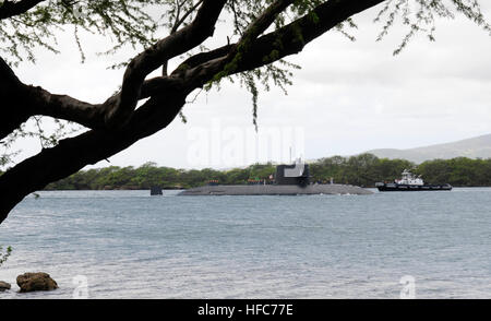 The Japanese Maritime Self-Defense Force submarine Uzushio (SS 592) returns to Joint Base Pearl Harbor-Hickam, Hawaii, March 18, 2011, following a training deployment around the Hawaiian Islands. The U.S. Navy Region Hawaii Morale, Welfare and Recreation department is helping Japanese sailors contact their families by providing them with computers equipped with video chat, cell phones, international calling cards and Japanese-language internet and news feeds in the aftermath of the earthquake and tsunami in the area of Sendai, Japan. (U.S. Navy photo by Mass Communication Specialist 2nd Class  Stock Photo