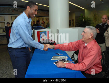 081217-N-5086M-037 SAN DIEGO (Dec. 17, 2008) Former U.S. Marine Corps drill instructor turned Golden Globe-nominated actor R. Lee Ermey signs an autograph for Postal Clerk 2nd Class Maurice Elmore during a recent visit to Naval Medical Center San Diego. Ermey visited the hospital supporting the 'Toys for Tots' program and to show his appreciation for hospital staff and service members. (U.S. Navy photo by Mass Communications Specialist 2nd Class Greg Mitchell/Released) Lee Ermey San Diego 1 Stock Photo