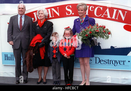 Members of the christening party for the guided missile destroyer JOHN S. MCCAIN (DDG-56) pose for a photograph after the launching at the Bath Iron Works shipyard.  They are from left to right: Sen. John McCain; Mrs. John S. McCain Jr.; Sidney McCain; Meghan McCain, maid of honor; and Cindy McCain, sponsor and wife of Sen. McCain. McCain family at christening of USS John S. McCain (DDG-56) Stock Photo