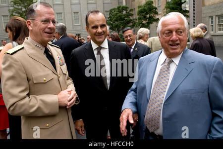 From left, Chairman of the Joint Chiefs of Staff Navy Adm. Mike Mullen, Joe Torre, the manager of the Los Angeles Dodgers baseball team, and Tommy Lasorda, a Baseball Hall of Fame inductee and former Dodgers manager, attend an unveiling for Lasorda's portrait at the National Portrait Gallery in Washington, D.C., Sept. 22, 2009. (DoD photo by Mass Communication Specialist 1st Class Chad J. McNeeley, U.S. Navy/Released) Mike Mullens, Joe Torre, and Tommy Lasorda Stock Photo