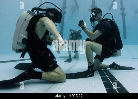 Navy divers, assigned to Mobile Diving and Salvage Unit 2, Company 2-2, conduct a Mk. 16 rebreather training dive. MDSU 2, Company 2-2 is assigned to Commander, Task Group 56.1, promoting mine countermeasure, explosive ordnance disposal, salvage diving, and force protection for the U.S. 5th Fleet area of responsibility. (U.S. Navy photo by Mass Communication Specialist 3rd Class Jumar T. Balacy/Released) Mk. 16 rebreather training dive 130310-N-GG400-006 Stock Photo