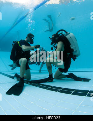 Navy Divers, assigned to Mobile Diving and Salvage Unit 2, Company 2-2, conduct a Mk. 16 rebreather training dive. MDSU 2, Company 2-2 is assigned to Commander, Task Group 56.1, promoting mine countermeasure, explosive ordnance disposal, salvage diving, and force protection for the U.S. 5th Fleet area of responsibility. (U.S. Navy photo by Mass Communication Specialist 3rd Class Jumar T. Balacy/Released) Mk. 16 rebreather training dive 130310-N-GG400-010 Stock Photo