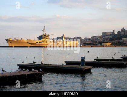 090129-N-4044H-072 GAETA, Italy (Jan. 29, 2009) The amphibious command ship USS Mount Whitney (LCC/JCC 20) is moored at Gaeta’s Harbor. Mount Whitney is the flag-ship for Commander, U.S. Sixth Fleet. (U.S. Navy photo by Mass Communication Specialist 3rd Class Eddie Harrison/Released) MSC command ship USS Mount Whitney Stock Photo