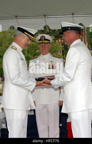 Force Master Chief Jeff Vandervort, right, presents Vice Adm. James D. McArthur Jr., with his flag, June 15. Vice Admiral H. Denby Starling II relieved McArthur as commander, Naval Network Warfare. The ceremony was held at Naval Amphibious Base Little Creek in Norfolk, Va. Naval Network Warfare Changes Command 52697 Stock Photo
