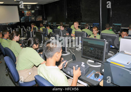 Navy Junior Reserve Officers Corps (NJROTC) cadets learn how to fly Cessna airplanes using flight computer simulators at the Naval Station Great Lakes Learning Center June 17. The cadets from NJROTC Area 3 units across eight states were attending the annual NJROTC Leadership Academy. More than 140 cadets from 55 high schools in Minnesota, Iowa, Illinois, Wisconsin, Michigan, Indiana, Ohio and West Virginia, took part in the week-long event. Other states, including Kentucky, Virginia and California, also traveled to Great Lakes to attend the academy that trains soon-to-be high school senior cad Stock Photo