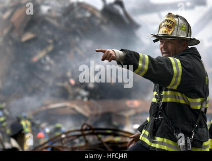 010914-N-3995K-003 New York, N.Y. (Sept. 14, 2001) -- Retired Fire Chief Joseph Curry barks orders to rescue teams as they clear through debris that was once the World Trade Center.  U.S. Navy Photo by Journalist 1st Class Preston Keres.  (RELEASED) NYFD Deputy Chief Joseph Curry at the WTC on 2001-09-14 Stock Photo