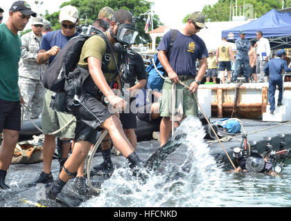 PANAMA CITY, Panama (Aug. 18, 2011) – A Panamanian diver attached to Servicio Nacional Aero-Naval (SENAN) jumps into the water at the Vasco Nunez de Balboa naval base pier to submerge with U.S., Canadian and Belizean divers as part of PANAMAX 2011 training. PANAMAX 2011 is an annual multinational training exercise sponsored by U.S. Southern Command focusing on the security of the Panama Canal. Involving 16 nations from the Western Hemisphere and more than 3,500 civil and military personnel, the 12-day exercise takes place off the coasts of Panama and the United States, including Fort Sam Houst Stock Photo