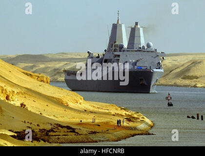 The amphibious transport dock ship USS San Antonio transits through the Suez Canal. San Antonio is deployed as part of the Iwo Jima Expeditionary Strike Group supporting maritime security operations in the U.S. 5th Fleet area of responsibility. Passing through the Suez Canal 119039 Stock Photo