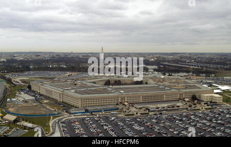 051128-N-2383B-014 Washington, D.C. (Nov. 23, 2005) - An aerial view of the headquarters of the United States Department of Defense located between the Potomac River and Arlington National Cemetery. The Pentagon employs approximately 23,000 military and civilian personnel and is one the world's largest office buildings with three times the floor space of the Empire State Building in New York City. U.S. Navy photo by Chief Photographer's Mate Johnny Bivera (RELEASED) PentagonAerial2005 Stock Photo