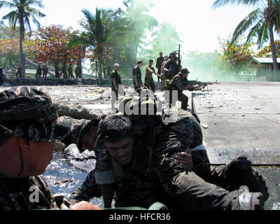 100205-N-9236B-067 CAVITE, Philippines (Feb. 5, 2010) A member of the Armed Forces of the Philippines Naval Special Operations Group participates in a battlefield exercise during a combat medic subject matter expert exchange at Naval Base Cavite, Philippines. Three U.S. Navy special warfare operator (SEAL) medics assigned to Joint Special Operations Task Force-Philippines, conducted a course for 20 Philippine Navy SEALs on how to immediately treat battlefield injuries. (U.S. Navy photo by Special Warfare Operator 1st Class (SEAL) Joel Beam/Released) Philippine Navy Special Warfare Group(SWAG) Stock Photo