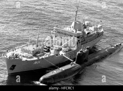 An elevated port bow view of a Soviet Tango class submarine alongside an Oskol class repair ship. PM-24&proekt641B-1986 Stock Photo