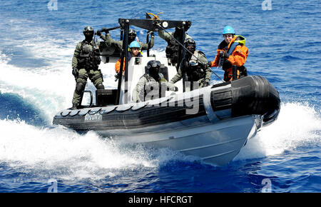 100521-N-3674H-177 MEDITERRANEAN SEA (May 21, 2010) Spanish marines depart the Spanish navy Descubierta-class corvette SPS Infanta Elena (P 76) during a visit, board, search and seizure (VBSS) drill in the Mediterranean Sea during Phoenix Express 2010 (PE-10). PE-10 aims to improve maritime safety and security in the Mediterranean Sea through increased interoperability and cooperation among regional partners from Africa, Europe and the United States. (U.S. Navy photo by Mass Communication Specialist 2nd Class John Hulle/Released) Portuguese Fuzileiros in a boat making a visit, board, search an Stock Photo