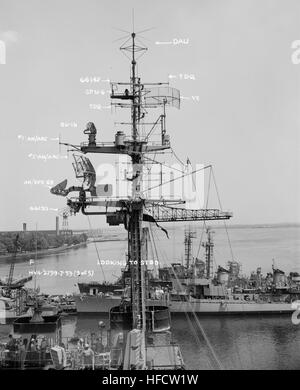 Radar arrangement aboard USS Kula Gulf (CVE-108) in 1953 Stock Photo