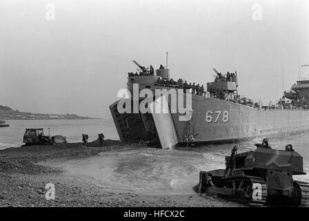 South Korean Marines offload from the tank landing ship BUK HAN (LST 678) during the amphibious assault portion of the joint US/South Korean Exercise TEAM SPIRIT 87. Republic of Korea Marines offload from Buk Han (LST 678) during amphibious assault drill Stock Photo