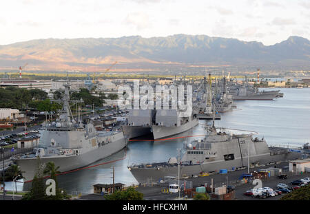 Ships from 14 nations are in port at Joint Base Pearl Harbor-Hickam for the 2010 Rim of the Pacific exercise. RIMPAC is a biennial, multinational exercise designed to strengthen regional partnerships and improve multinational interoperability. (Photo by: Seaman Rachel Swiatnicki) RIMPAC 2010 295574 Stock Photo