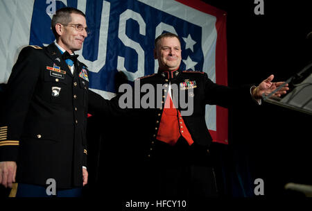 U.S. Marine Corps Gen. James Cartwright, vice chairman of the Joint Chiefs of Staff, congratulates Army Col. Gordon R. Roberts after presenting him with the Col. John Gioia Patriot Award at the annual USO gala April 14, 2010, at the Ritz-Carlton in Arlington, Va. (DoD photo by Mass Communication Specialist Chad J. McNeeley, U.S. Navy/Released) Roberts and Cartwright 2010 Stock Photo