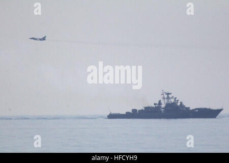 150601-N-ZZ999-111 BLACK SEA (June 1, 2015) The Ukrainian Navy Frigate Hetman Sahaydachniy (U 130) responds to a flag hoisting drill with USS Ross (DDG 71) June 1, 2015. Ross, an Arleigh Burke-class guided-missile destroyer, forward-deployed to Rota, Spain, is conducting naval operations in the U.S. 6th Fleet area of operations in support of U.S. national security interests in Europe. (U.S. Navy photo/Released) Russian Sukhoi Su-24 buzzes the Hetman Sahaidachnyi Stock Photo