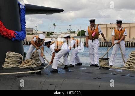 Japanese Submarine JS Takashio (SS 597) and her crew pulls into the submarine piers at Joint Base Pearl Harbor-Hickam for a port visit, Oct. 30. Takashio is the eighth ship in the Oyashio-class of submarines and was commissioned in 2005. (U.S. Navy photo by Mass Communication Specialist 2nd Class Steven Khor/Released) Sailors aboard JS Takashio (SS-597) tend mooring lines, -Oct. 2012 (DB801-072) Stock Photo