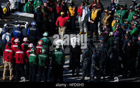 NORFOLK (March 13, 2013) Chief Warrant Officer Albert Steward, the ship's air boatswain, addresses Sailors following a general quarters drill aboard the aircraft carrier USS George H.W. Bush (CVN 77). George H.W. Bush is conducting in port training operations. (U.S. Navy photo by Mass Communication Specialist 2nd Class Timothy Walter/Released) 130313-N-FU443-493 Join the conversation http://www.facebook.com/USNavy http://www.twitter.com/USNavy http://navylive.dodlive.mil Sailors get training during general quarters. (8570978029) Stock Photo