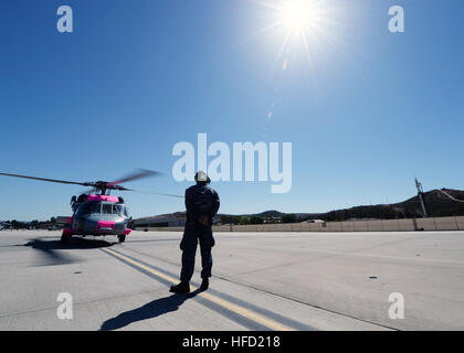 A U.S. Sailor with Helicopter Sea Combat Squadron (HSC) 3 directs the pilots of an MH-60S Seahawk helicopter before takeoff May 14, 2014, at Marine Corps Base Camp Pendleton, Calif. California-based U.S. Navy and Marine Corps helicopters were tasked to assist with firefighting efforts at Camp Pendleton and surrounding areas after numerous wildfires affected San Diego County. (U.S. Navy photo by Mass Communication Specialist 1st Class Joan E. Jennings/Released) San Diego County wildfires 140514-N-DX364-168 Stock Photo