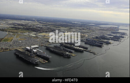 NORFOLK (Dec. 20, 2012) The aircraft carriers USS Dwight D. Eisenhower (CVN 69), USS George H.W. Bush (CVN 77), USS Enterprise (CVN 65), USS Harry S. Truman (CVN 75), and USS Abraham Lincoln (CVN 72) are in port at Naval Station Norfolk, Va., the worldÕs largest naval station. (U.S. Navy photo by Mass Communication Specialist 2nd Class Ernest R. Scott/Released) 121220-N-ZN152-189 Join the conversation http://www.facebook.com/USNavy http://www.twitter.com/USNavy http://navylive.dodlive.mil Six amphibious ships and five carriers moored in Norfolk. (8294521618) Stock Photo