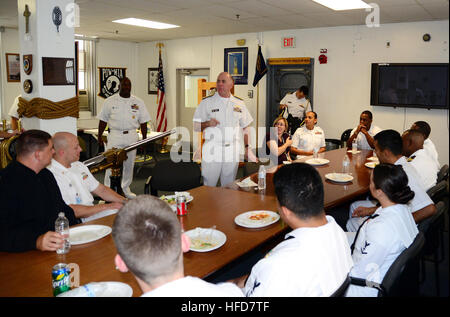 130920-N-ME988-056 NORTH CHICAGO (Sept. 20, 2013) – Surgeon General of the Navy and Chief of the Navy's Bureau of Medicine and Surgery Vice Adm. Matthew L. Nathan speaks to Sailors in the Capt. James A. Lovell Federal Health Care Center's chief's mess during lunch. Nathan spent the day touring the facilities and speaking with employees throughout the campus. (U.S. Navy photo by Mass Communication Specialist 2nd Class Darren M. Moore/Released) Surgeon general visits Lovell FHCC 130920-N-ME988-056 Stock Photo