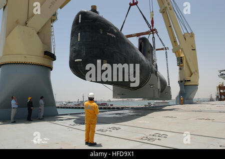 030611-N-5972N-005 Manama, Bahrain (Jun. 11, 2003) -- The Royal Danish Navy submarine Her Danish MajestyÕs Ship HDMS Saelen is lifted aboard the German contract vessel Grietje.  The submarine will be transported from Bahrain to Denmark inside the Grietje in the Danish Navy's first cost-saving trial.  U.S. Navy photo by Lt. Rick Naystatt.  (RELEASED) The Royal Danish Navy submarine Her Danish Majesty's Ship HDMS Saelen is lifted aboard the German contract vessel Grietje -b Stock Photo