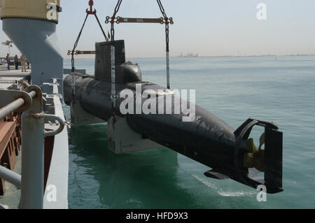 030611-N-5972N-003 Manama, Bahrain (Jun. 11, 2003) -- The Royal Danish Navy submarine Her Danish MajestyÕs Ship HDMS Saelen is lifted aboard the German contract vessel Grietje.  The submarine will be transported from Bahrain to Denmark inside the Grietje in the Danish Navy's first cost-saving trial.  U.S. Navy photo by Lt. Rick Naystatt.  (RELEASED) The Royal Danish Navy submarine Her Danish Majesty's Ship HDMS Saelen is lifted aboard the German contract vessel Grietje -c Stock Photo