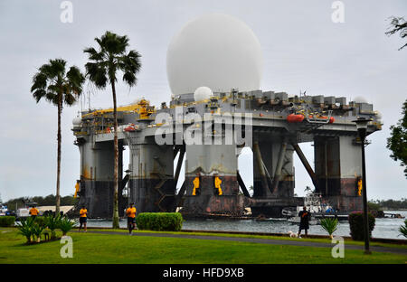 PEARL HARBOR (March 22, 2013) The Sea-based, X-band Radar (SBX 1) transits the waters of Joint Base Pearl Harbor-Hickam. The SBX is a combination of the world's largest phased-array X-band radar carried aboard a mobile, ocean-going semi-submersible oil platform. (U.S. Navy photo by Mass Communication Specialist 2nd Class Daniel Barker/Released) 130322-N-RI884-070  Join the conversation http://www.facebook.com/USNavy http://www.twitter.com/USNavy http://navylive.dodlive.mil The Sea-based, X-band Radar departs Pearl Harbor. (8592539044) Stock Photo